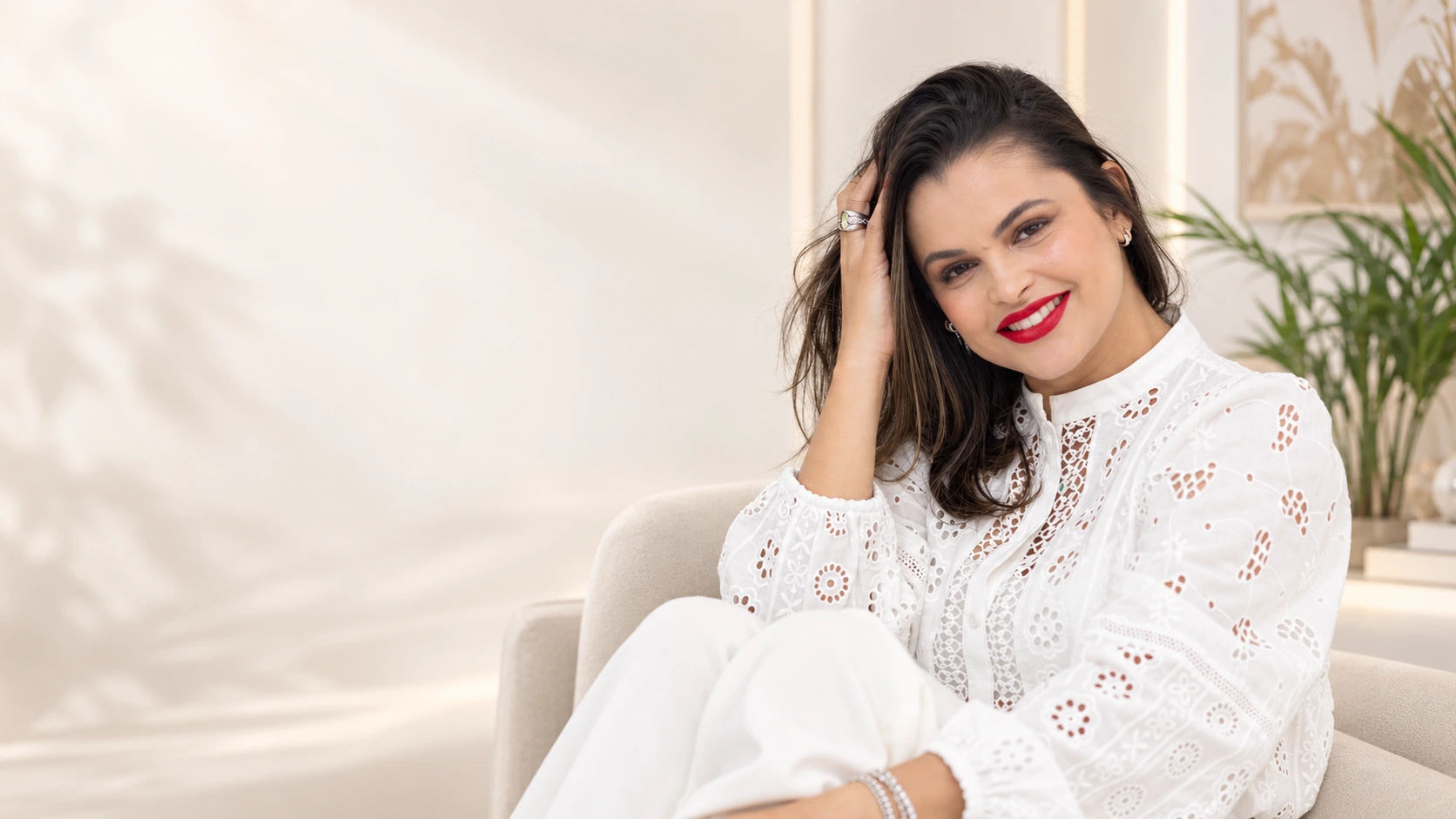 Dra. Iris França, sorrindo em um retrato no espaço de atendimento